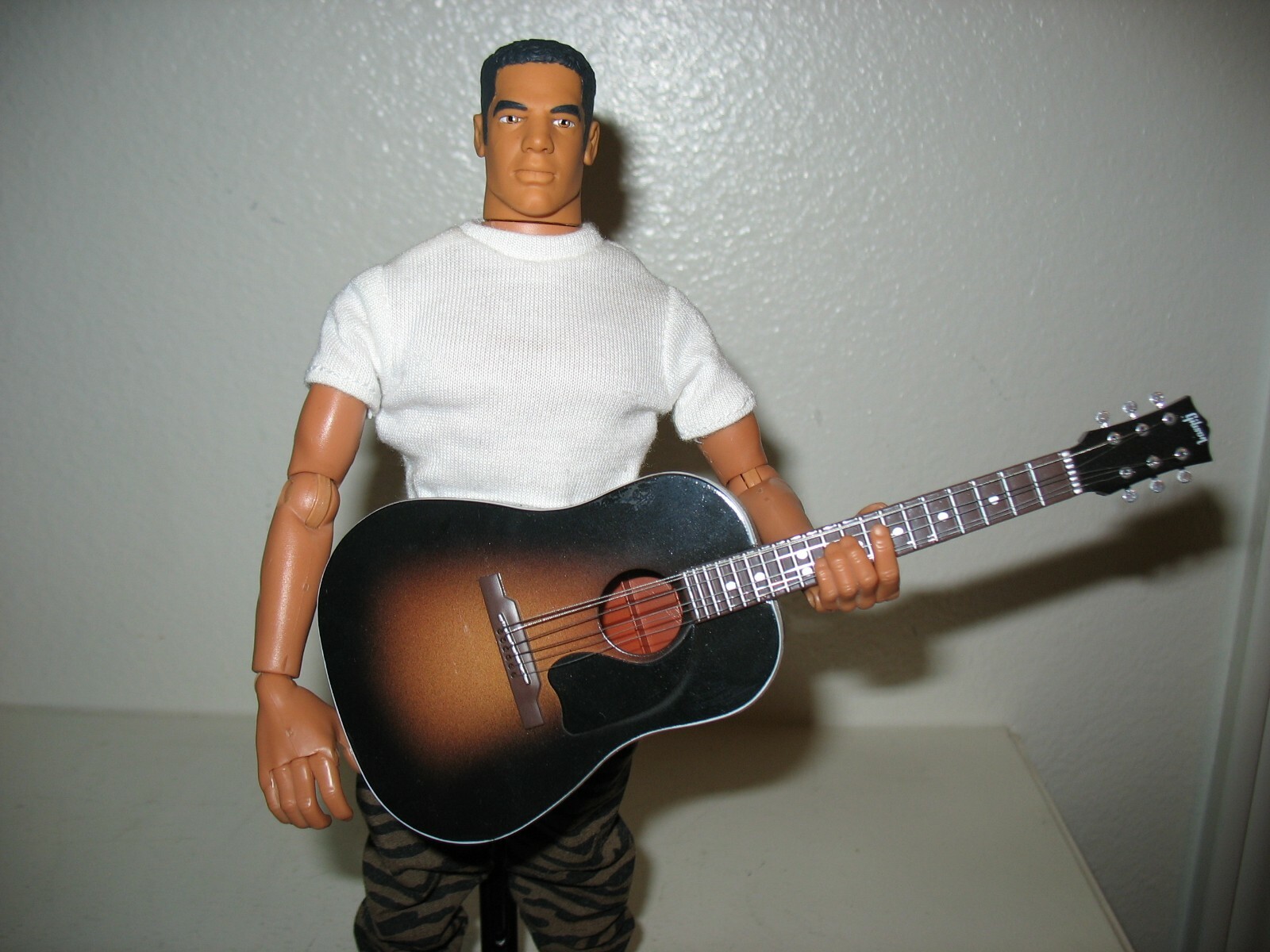 1/6 scale Gibson acoustic guitar for 12