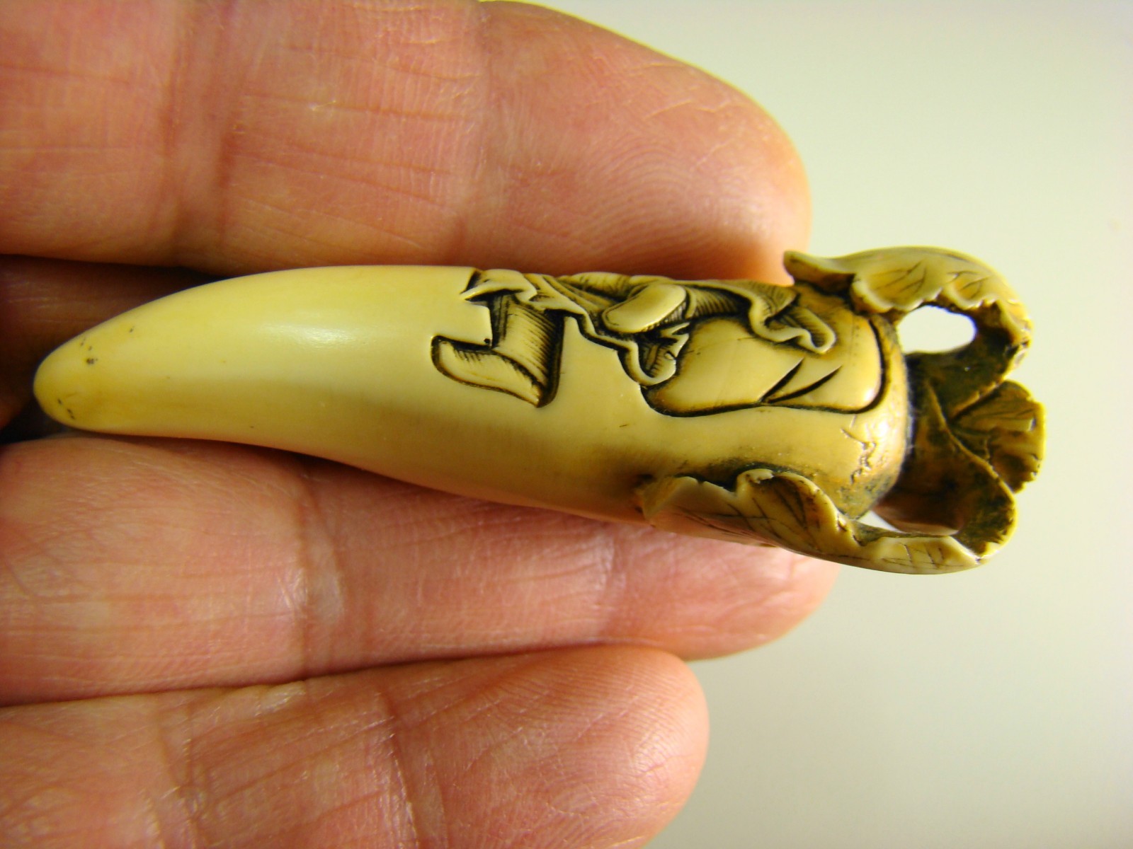 ANTIQUE JAPANESE CARVED DEER ANTLER NETSUKE SIGNED