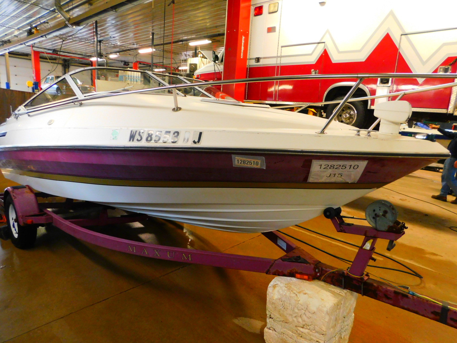 19' Maxum 1900SC Mercruiser In/Outboard Maxum Trailer T1282510