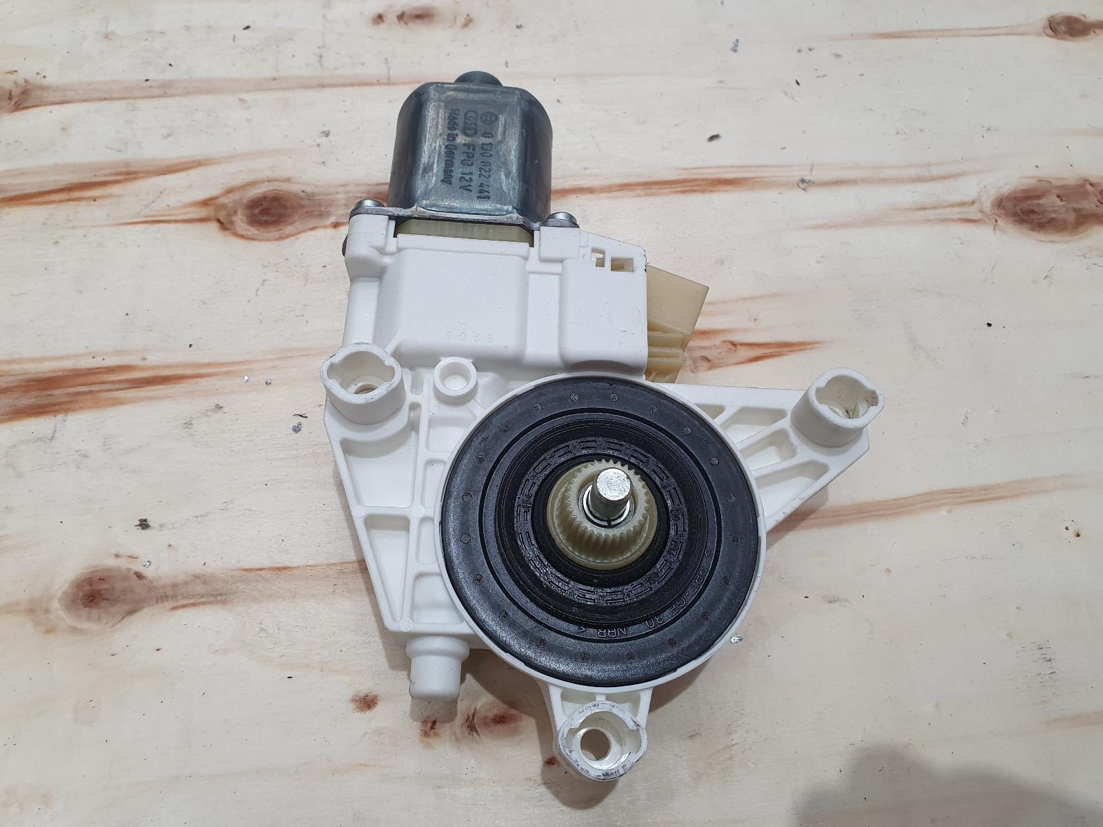 2010 C Class MERCEDES W204 LEFT FRONT WINDOW MOTOR ASSY 07/07-04/11 A2048200142 image 5
