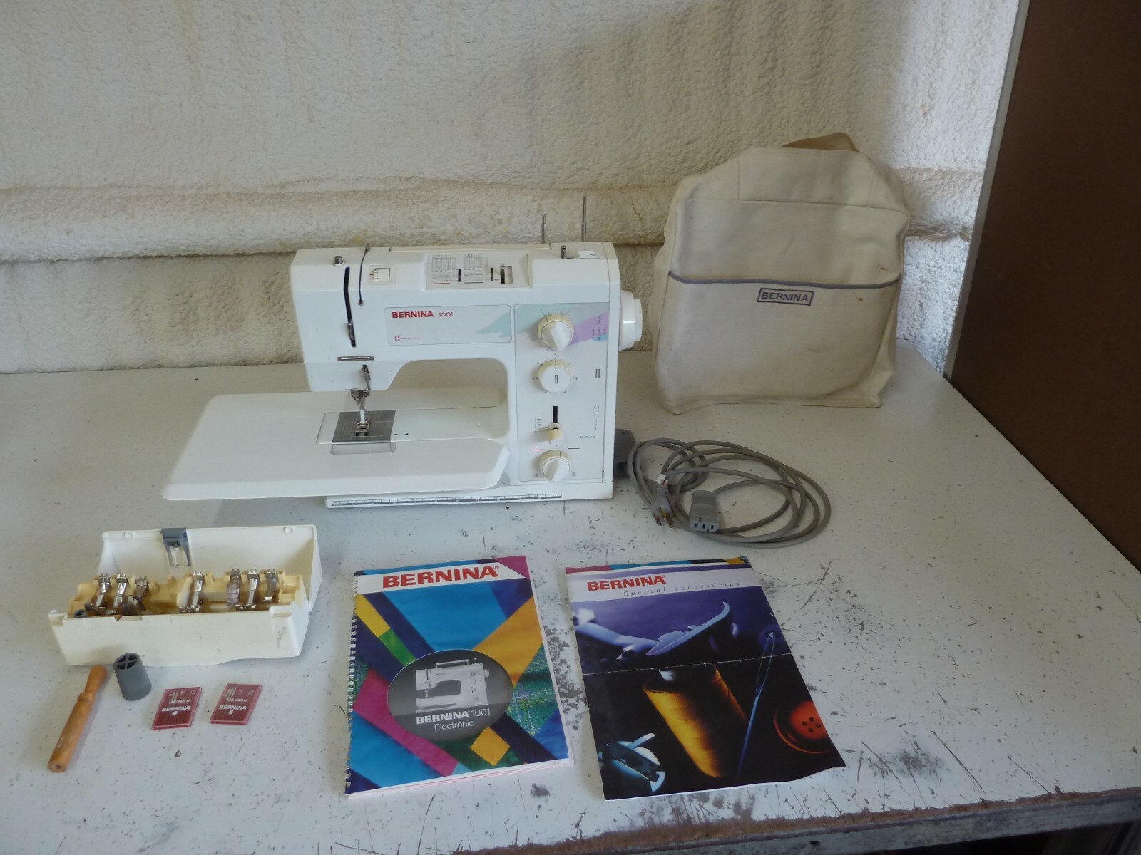 Bernina 1001 Sewing Machine w/Manual Cover Power Cord and Accessories