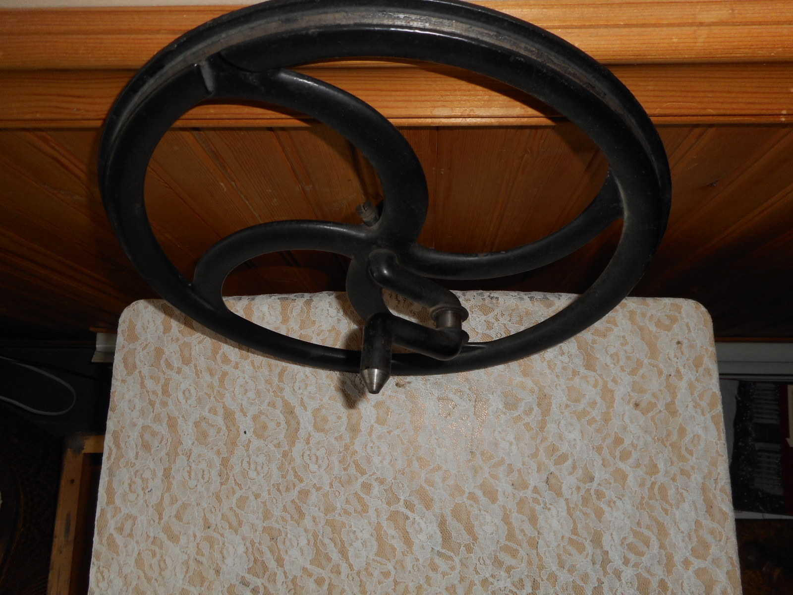 ANTIQUE VINTAGE FAVORITE TREADLE SEWING MACHINE CAST IRON FLYWHEEL