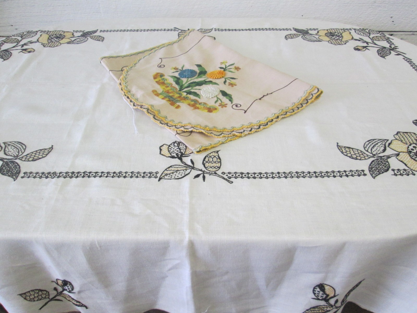Vintage Arts and Crafts Beautiful Linen Embroidered Tablecloth with Runner