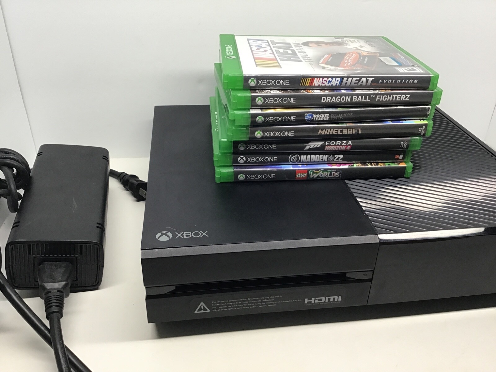 Microsoft Model 1540 XBOX ONE bundle w/console controller