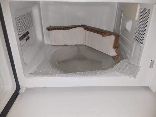 GE Turntable Microwave Oven 0.7 cu ft 700 Watt Model #JES738WJ02