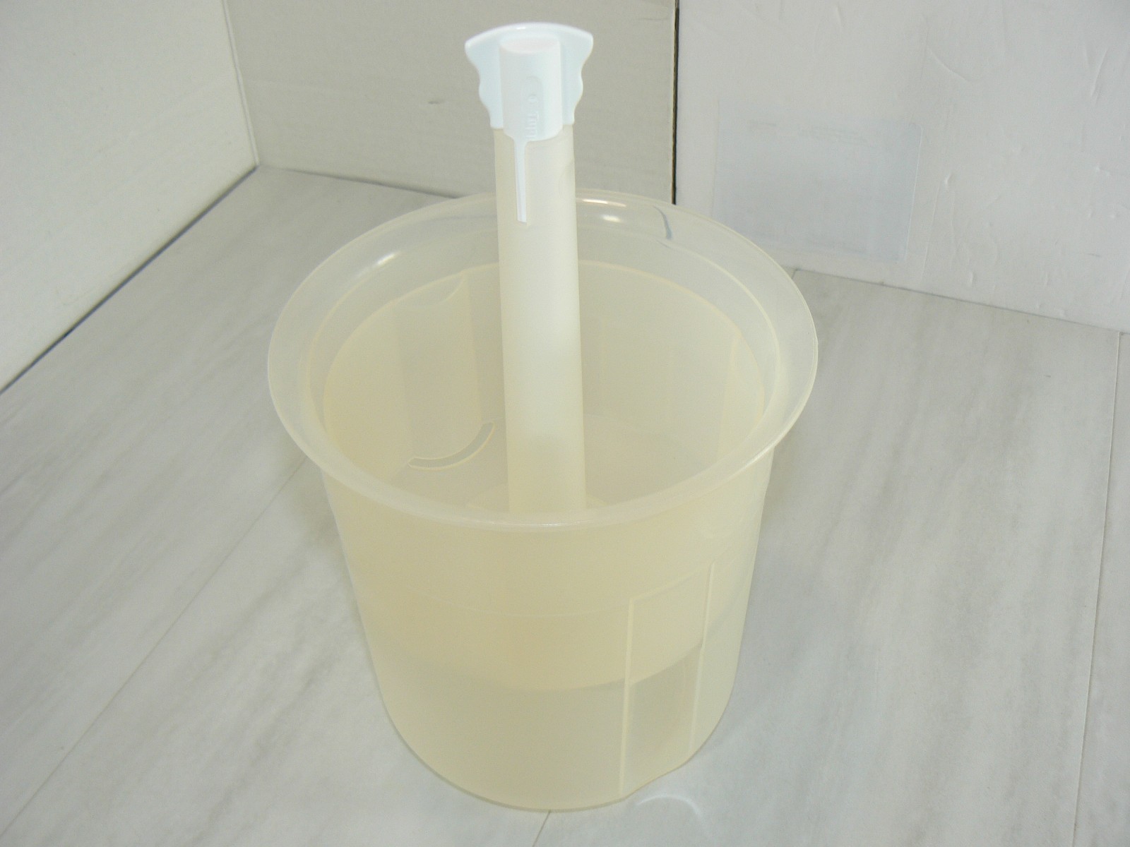 Tupperware Round 5 Cup PICK A DELI PICKLE OLIVE KEEPER 4522 Light Purple