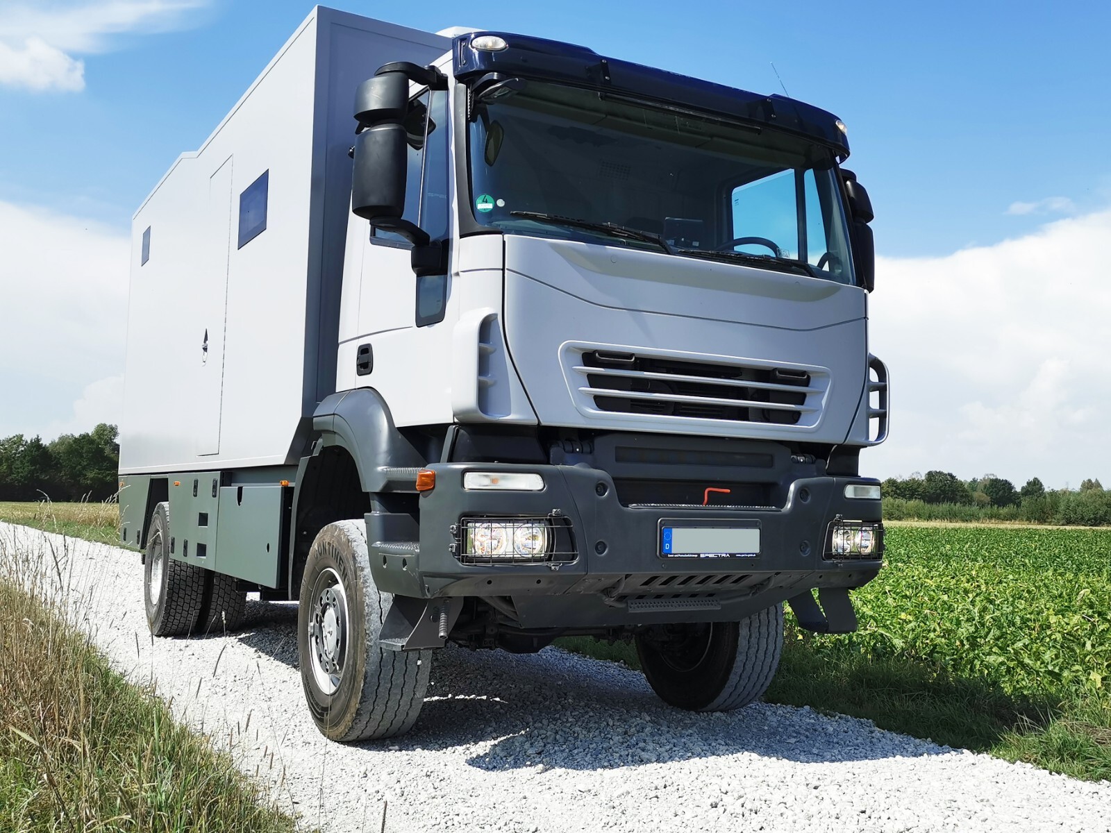 Spectra Expeditionsfahrzeug 4x4 Allrad Reisemobil mit begehbarer Garage EXTREM