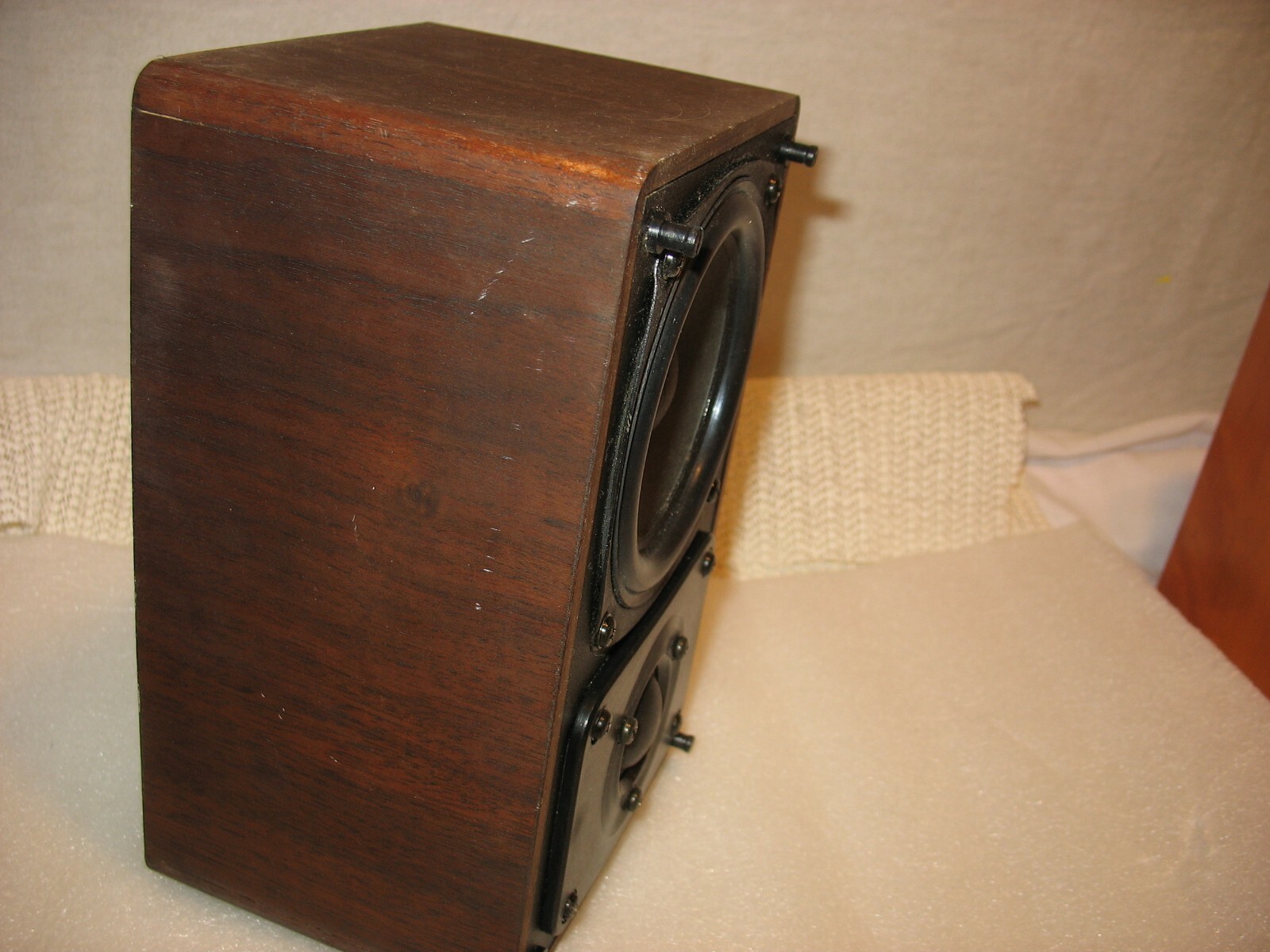 One VINTAGE Realistic Minimus-7W Bookshelf Speaker Walnut Cat. No. 40-2039B
