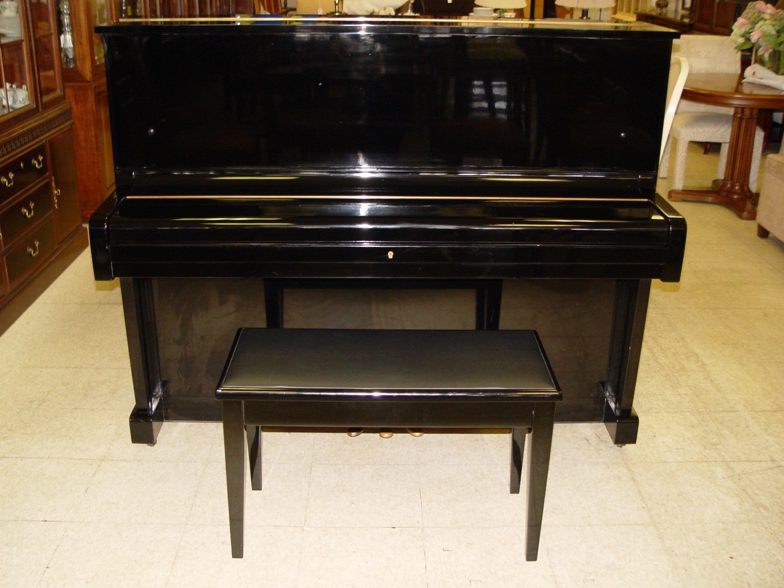 YAMAHA BLACK EBONY UPRIGHT PIANO W/ BENCH ( U 1 )