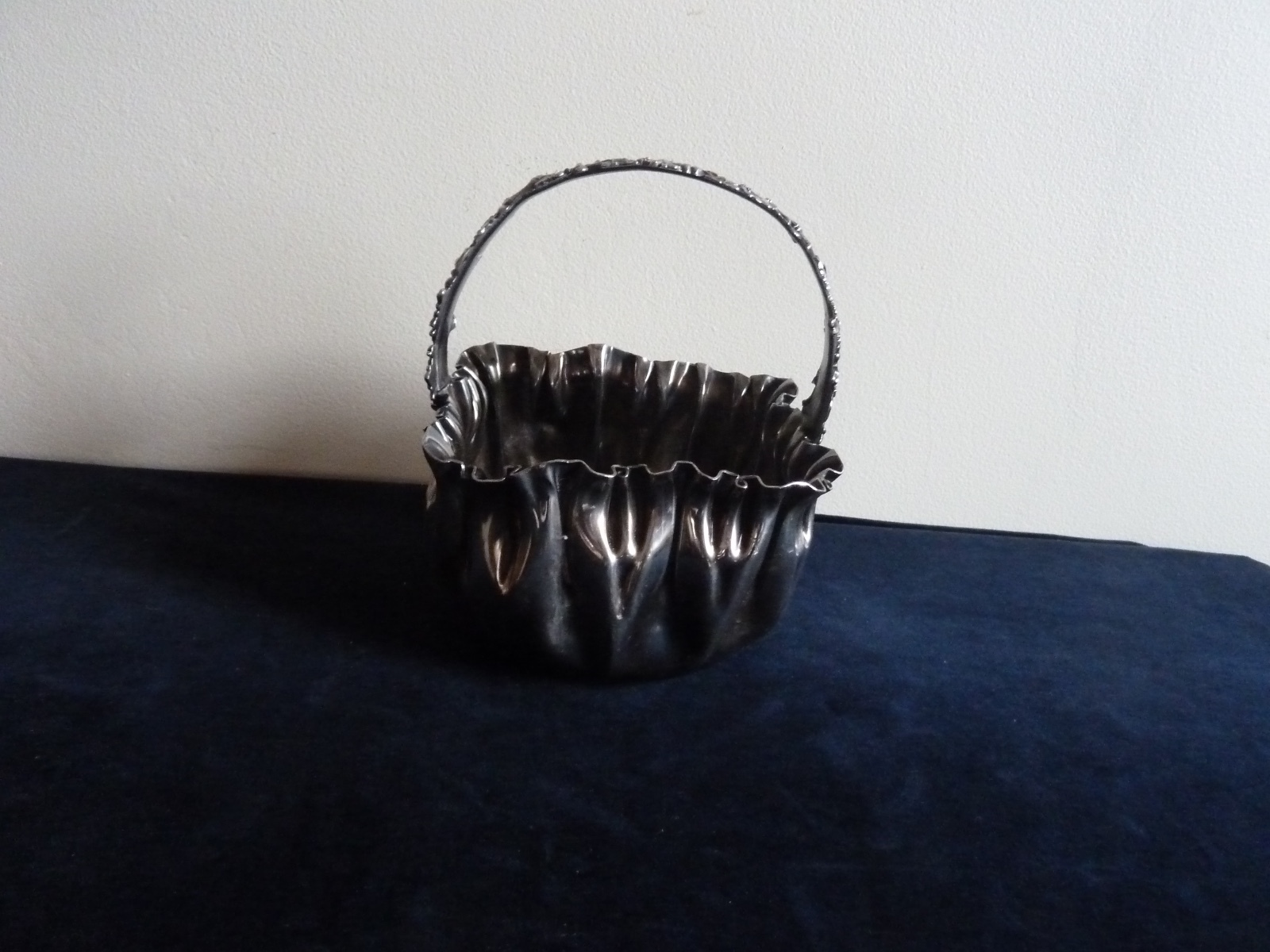 VINTAGE  LEXINGTON SILVER PLATE CO. BASKET/VASE WITH LEAFY HANDLE