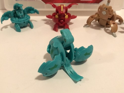 Bakugan Battle Brawlers - Lot Of 5 Brawlers + 12 Cards (4 magnetic) + Case
