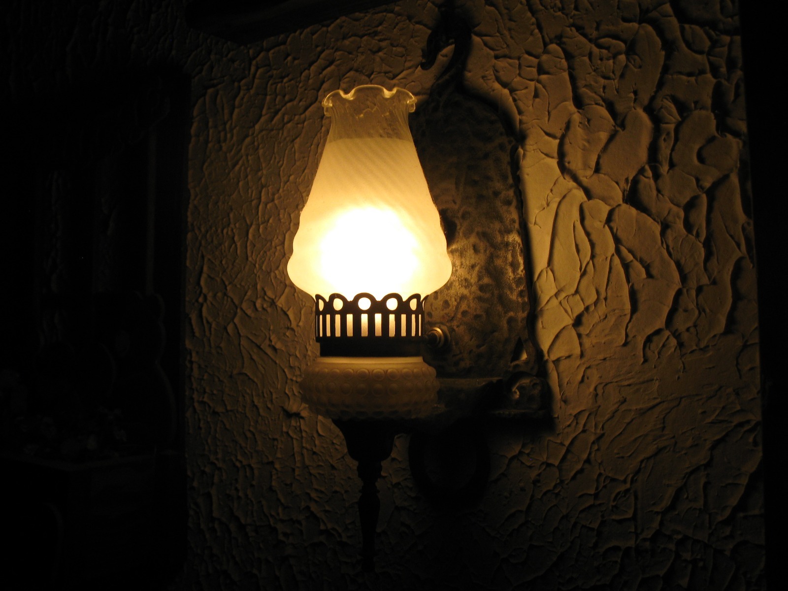 ANTIQUE RARE DECO HAMMERED IRON LIGHT FIXTURE SCONCE FROSTED HOB NAIL GLASS ELEC