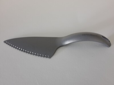 NEW Tupperware Cut N Serve Pie Cake Pastry Cutter Knife Serrated Edge NEW
