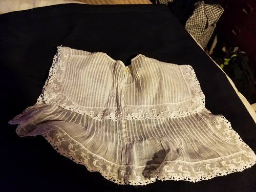 ORNATE Antique VICTORIAN STYLE  LACE COLLAR  VINTAGE WHITE baby infant