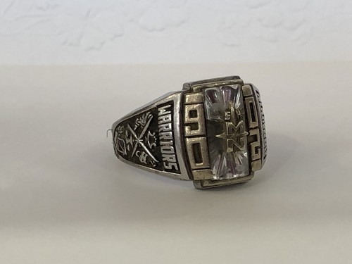 2006 Mens Class Ring With White Stone Size 13.25 Features A Peace Sign Logo