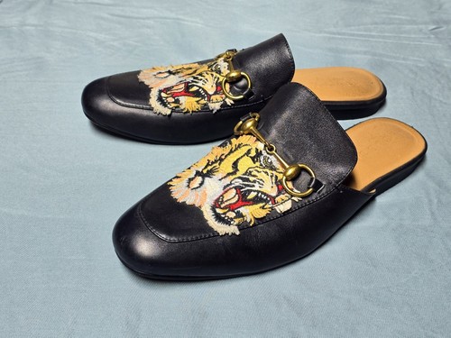 GUCCI 黒の光沢 エナメルブーティ ジッパー付き 金バッジ 38 GUCCI 黒の光沢 エナメルブーティ ジッパー付き 金バッジ 38