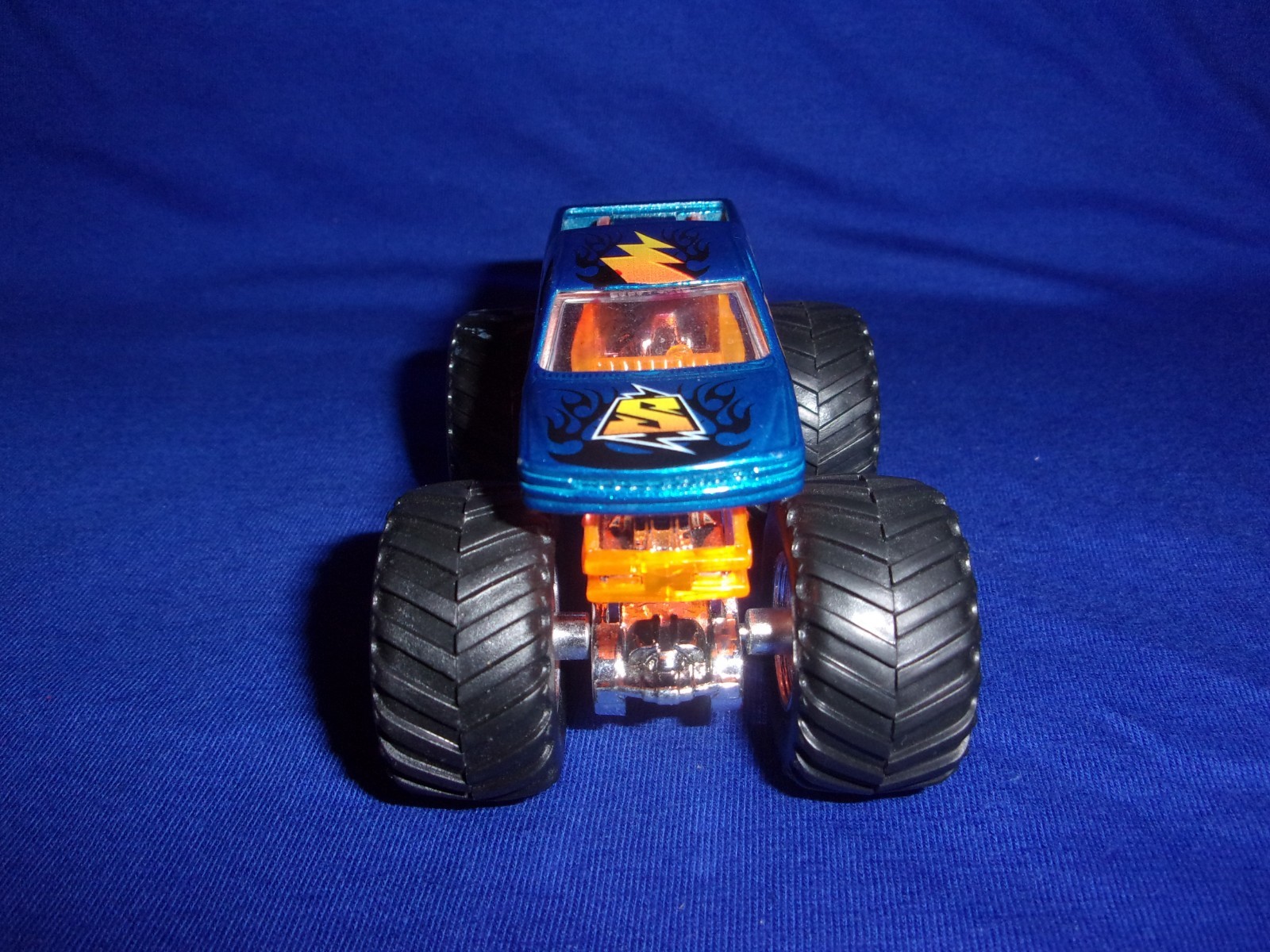 Hot Wheels Monster Jam SHOCKER 1:64