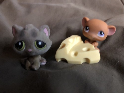 Littlest Pet Shop # 323 Fuzzy Cat # 324 Mouse w/ Cheese Wedge Pet Pairs