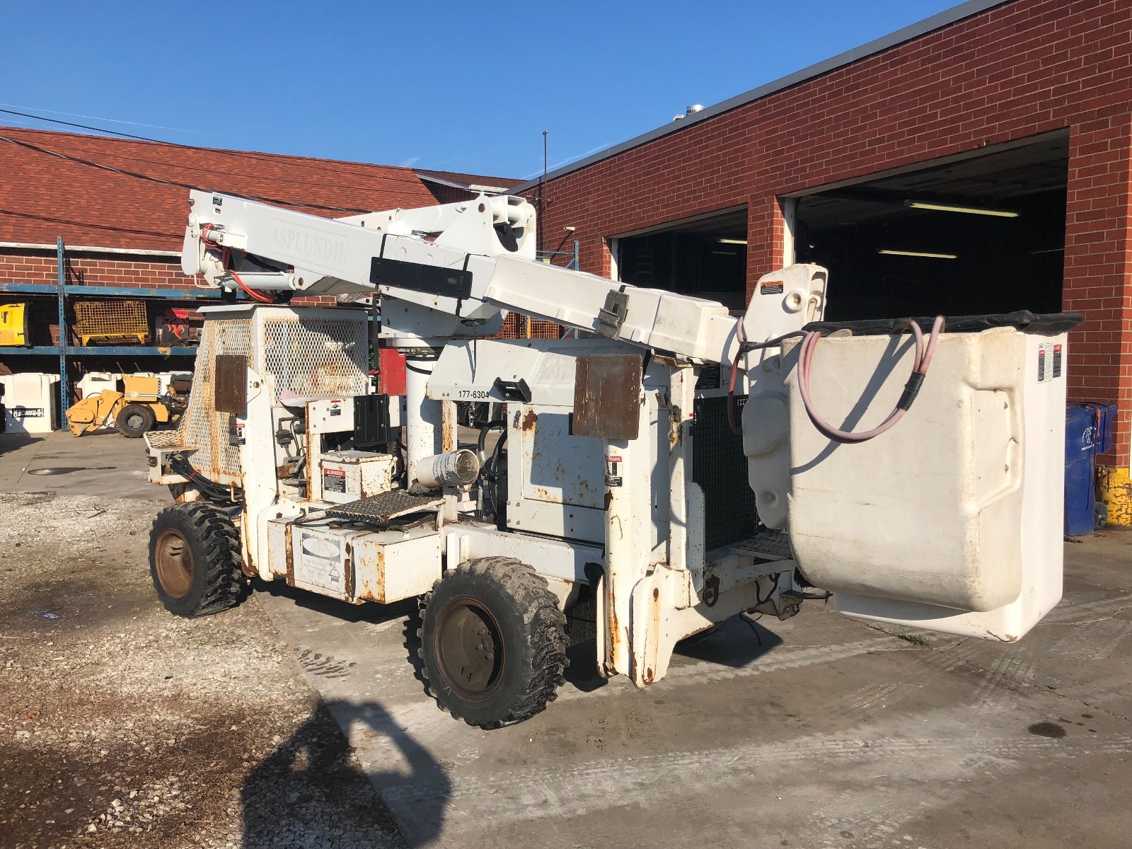 Aerial Telescopic Boom 2006 Bucket Truck 4x4 42' AT37G Backyard Diesel Man Lift