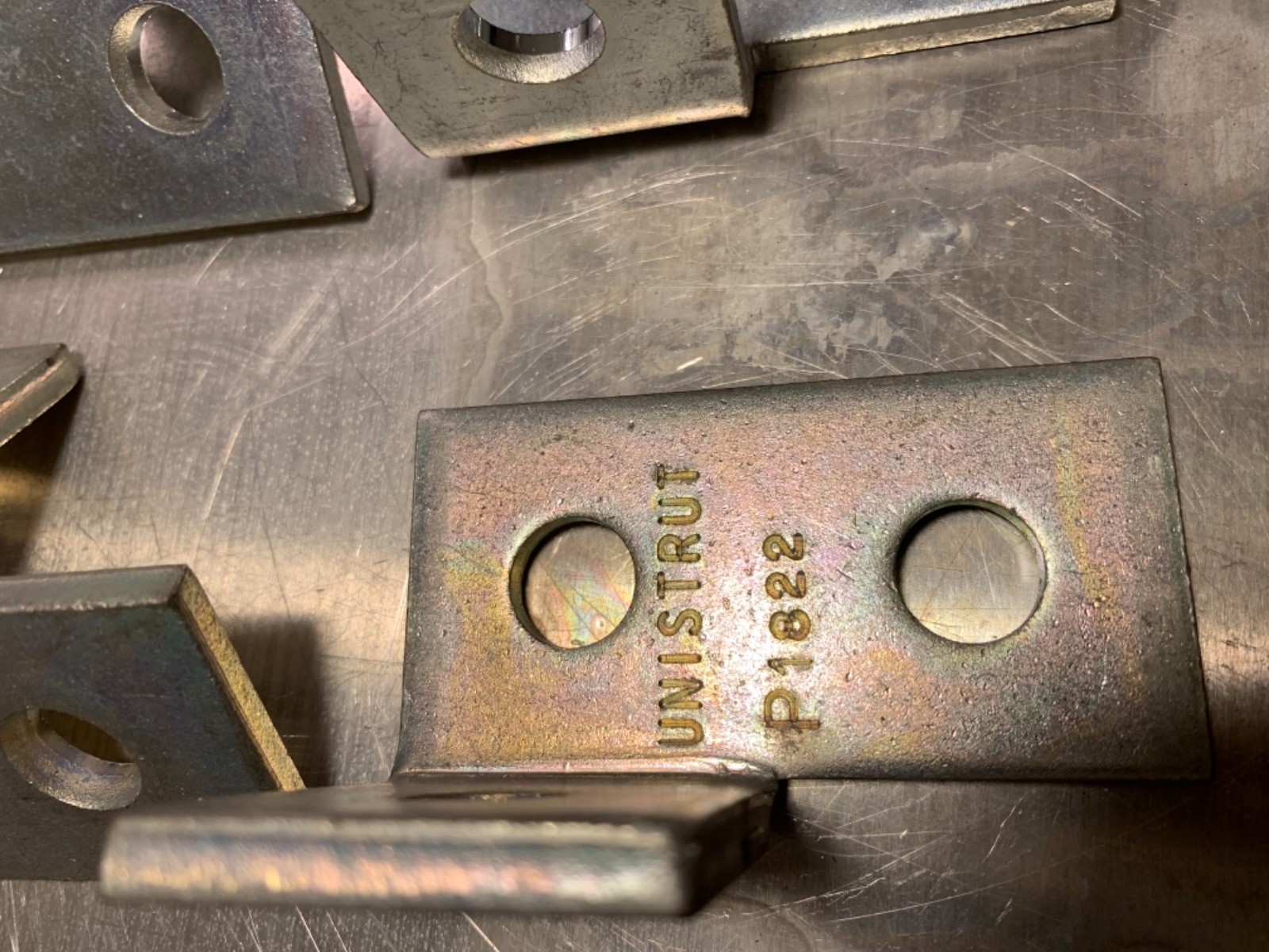 Unistrut (P1822) 3-Hole right hand bracket fitting (4pcs)