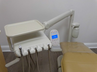 ADEC 511 DENTAL CHAIR W/ DELIVERY UNIT & WALL LIGHT