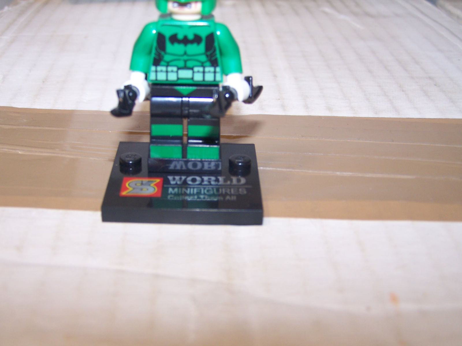 GREEN BATMAN MINI FIGURE WITH  BATARANG BRICK LEGO DC