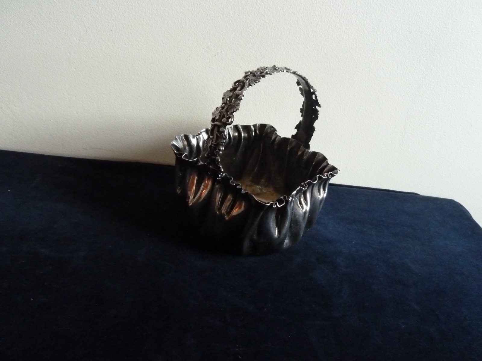 VINTAGE  LEXINGTON SILVER PLATE CO. BASKET/VASE WITH LEAFY HANDLE