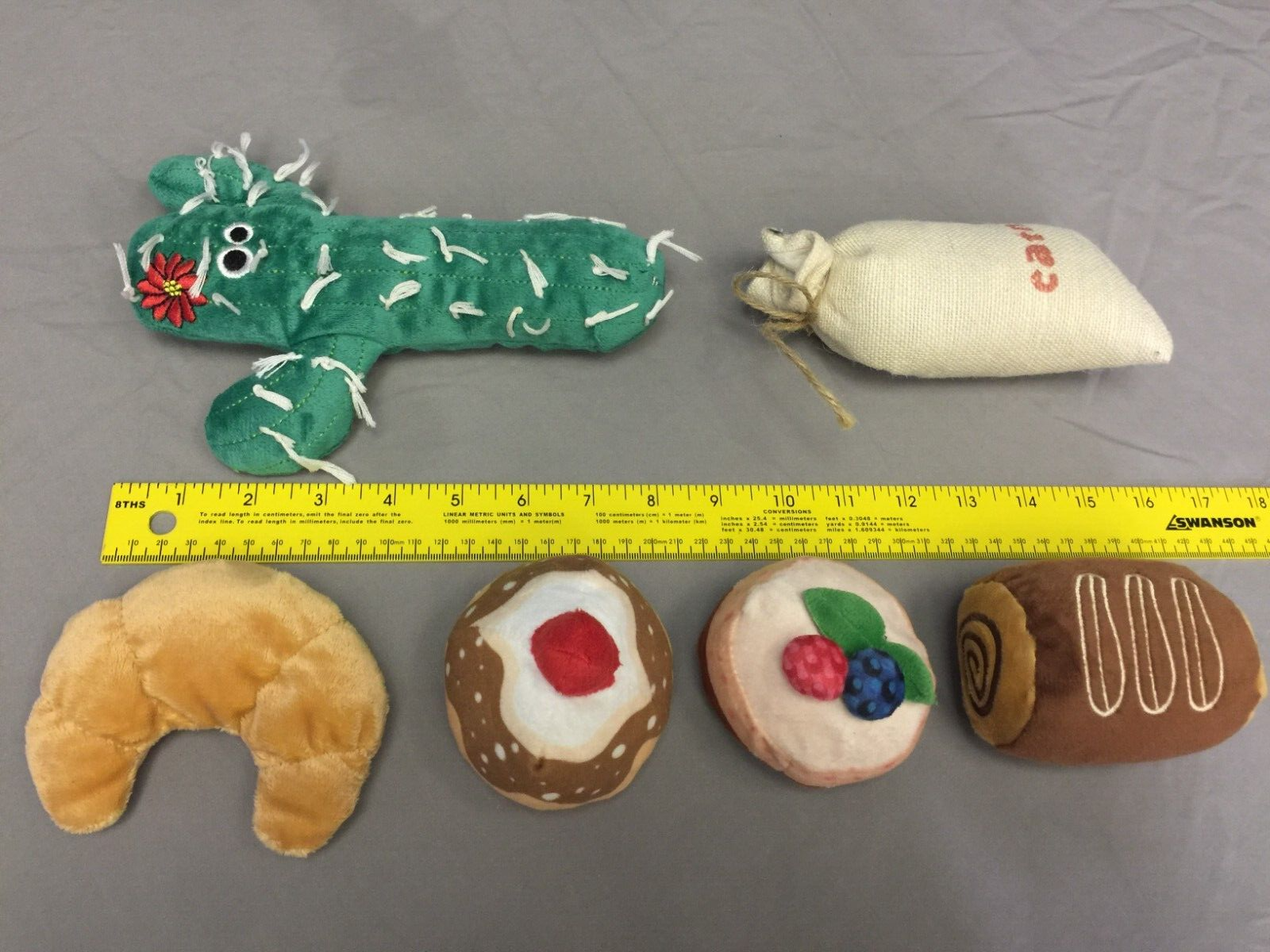 SET OF 6 CAT TOYS FROM CHEWY / LARGE / CACTUS / DESSERTS /t1
