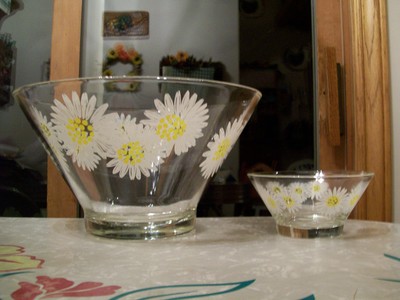 LARGE CLEAR GLASS SALAD OR CHIP BOWL WITH DAISY PATTERN