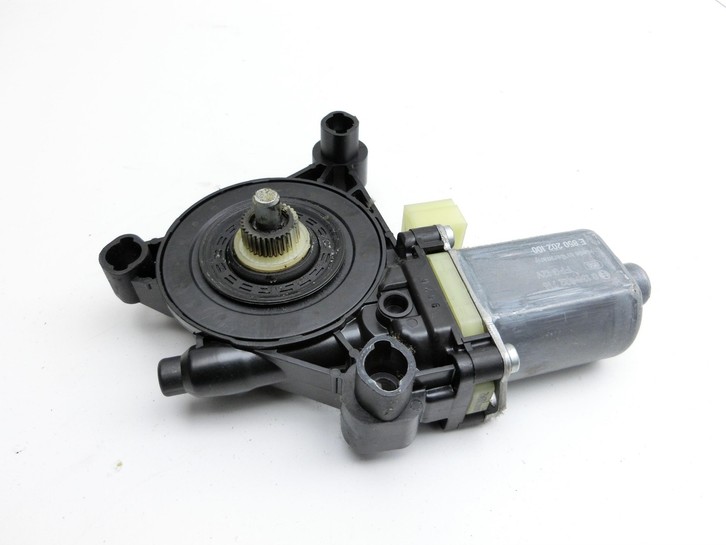 VW Touran II 5T 15-21 Fensterhebermotor Links Vorne VW Touran II 5T 15-21 24.10.2016 5Q0959802B E850202100 gebraucht Vorschau 2