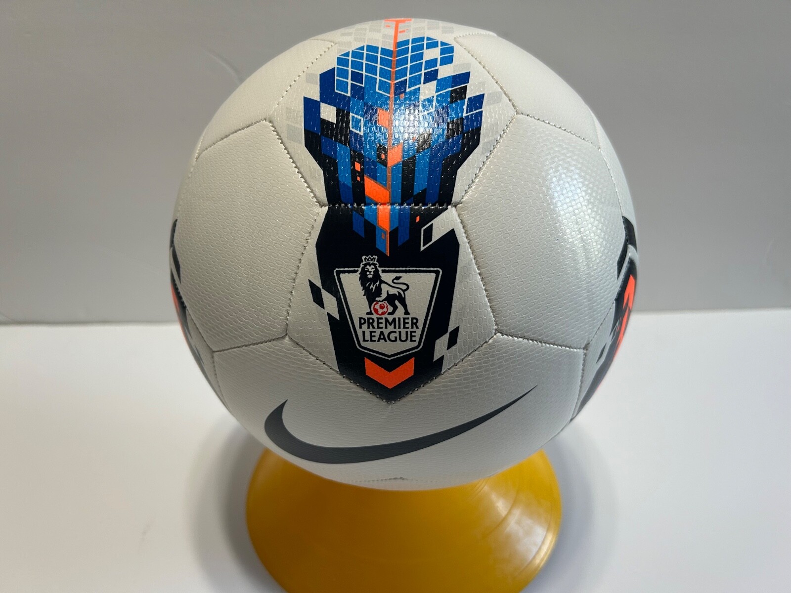 Supreme Umbro Soccer Ball White - SS22 - US