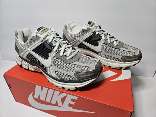 【Nike】ナイキ★ Zoom Vomero 5 Cobblestone FB8825-001 s-l400.jpg