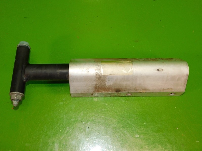 01-05 VW Passat GLX OEM rear back bumper mount impact shock strut left OR right