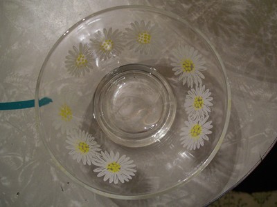 LARGE CLEAR GLASS SALAD OR CHIP BOWL WITH DAISY PATTERN