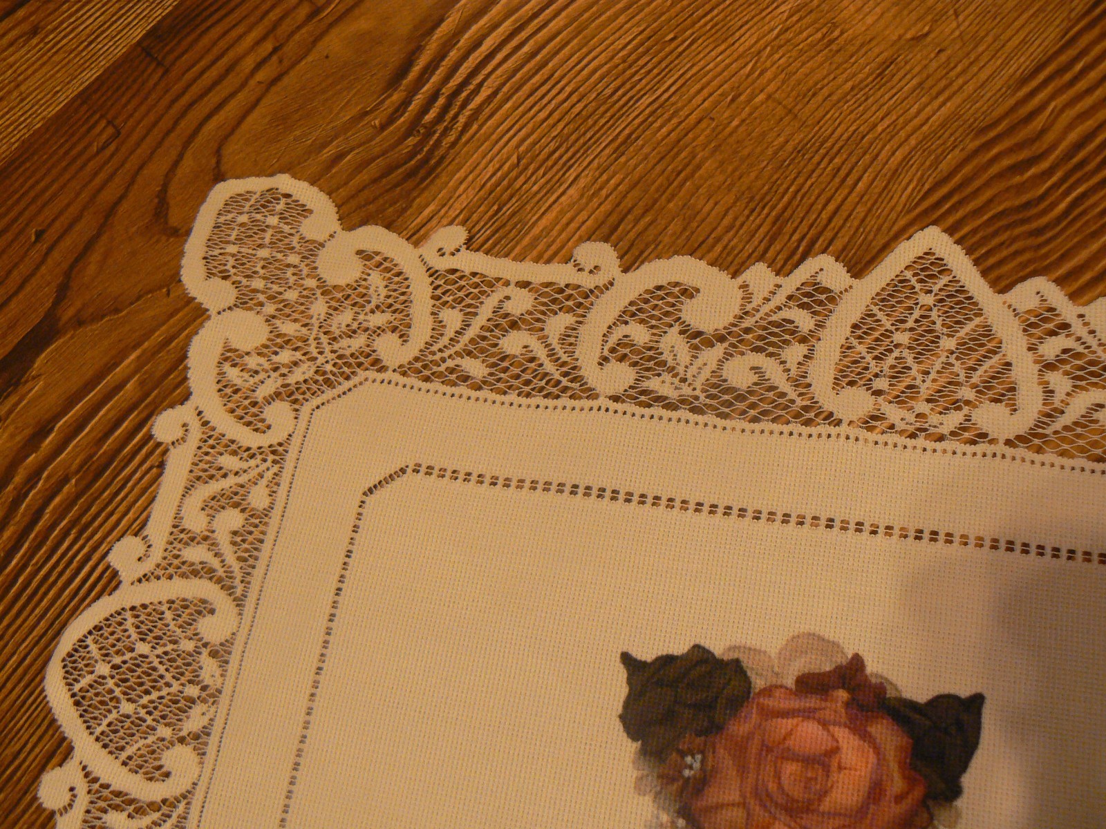 Heritage Lace Simplicity With Ribbon Rose Pattern Table Runner 40