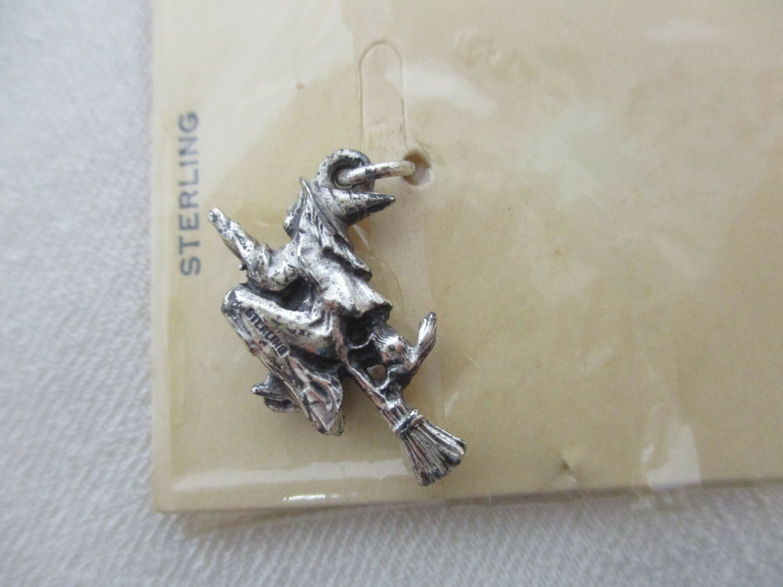 VINTAGE MD USA STERLING HALLOWEEN WITCH & CAT ON BROOMSTICK CHARM MINT on CARD