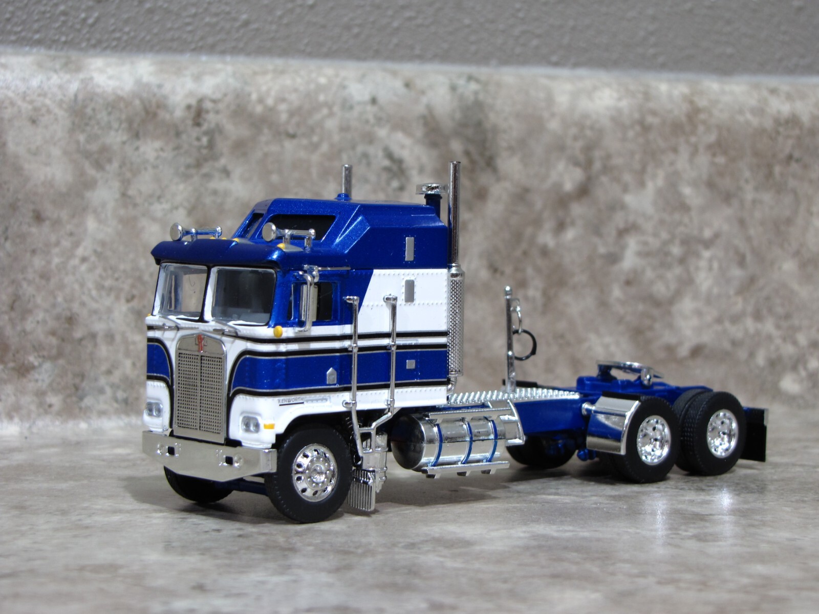 DCP 1/64 KENWORTH K100 カスタム品 DCP 1/64 BLACK & WHITE KENWORTH K100 AERODYNE LONG FRAME W