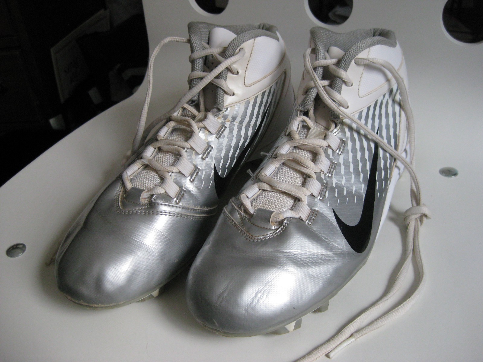 Men's NIKE Speedlax III Lacrosse Cleats Silver/White/Black Size 10 - Pre Owned