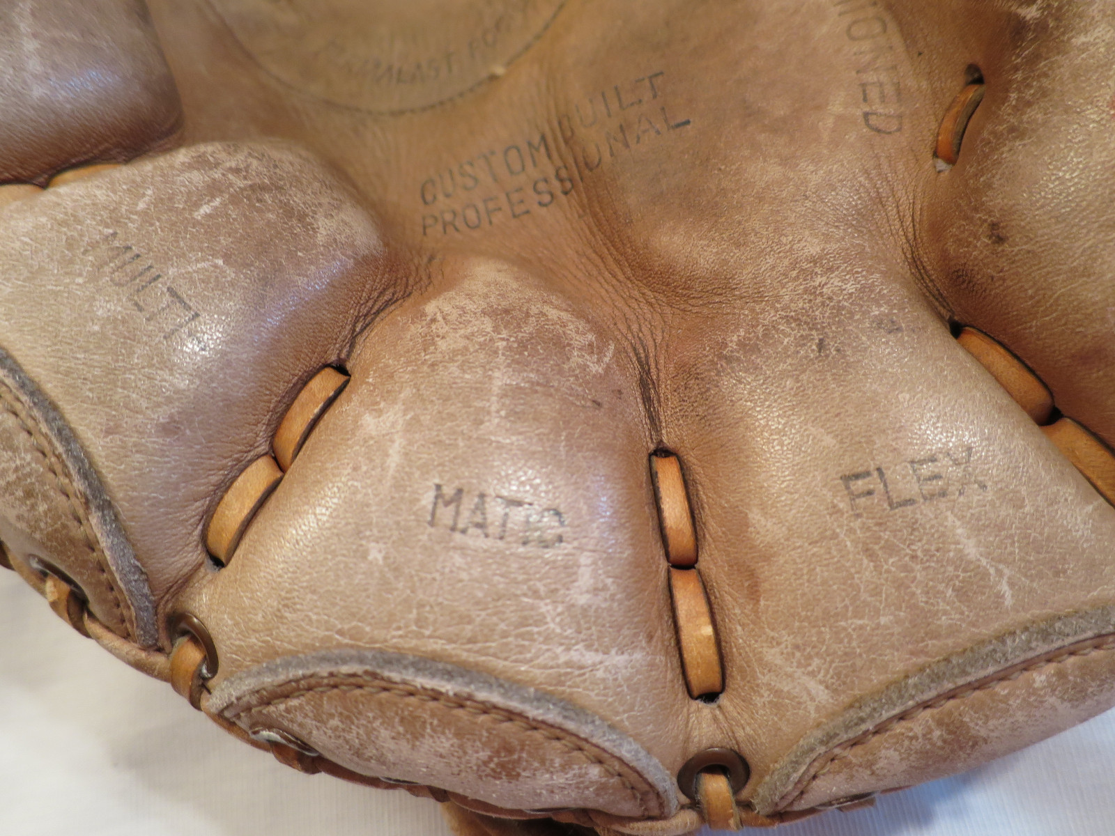 Vintage Regent CM-113 Tan Leather Catcher Mitt Ball Glove Right Hand Thrower 33