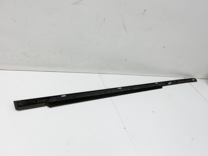 Mercedes W211 E200 02-06 Leiste für Tür Scheibendichtung Links Hinten Mercedes W211 E200 02-06 27.02.2003 gebraucht Vorschau 3