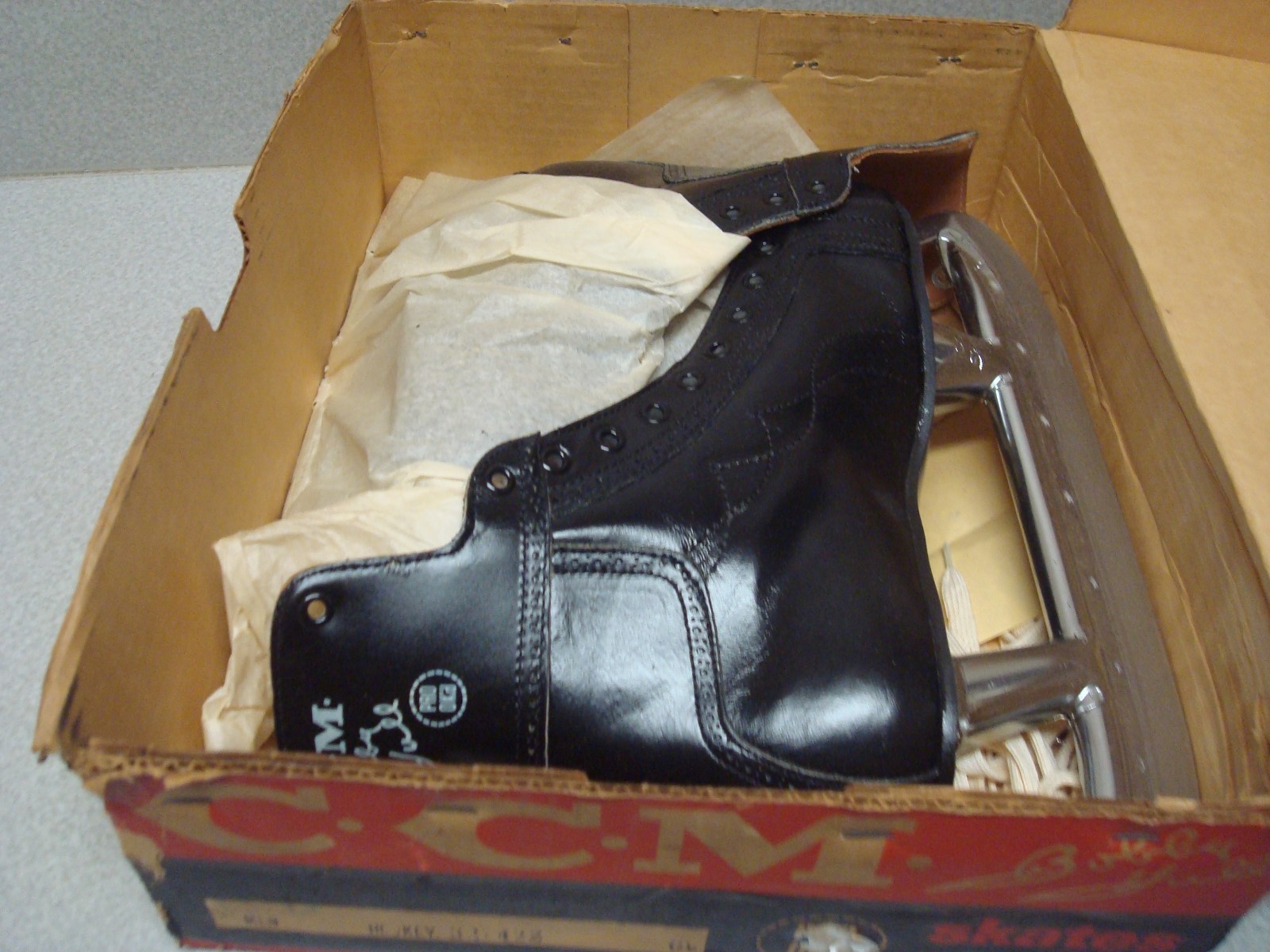 CCM PRO  Mens Ice Hockey Skates  NHL  sz. 6 1/2 Made in Canada N.O.S. in box