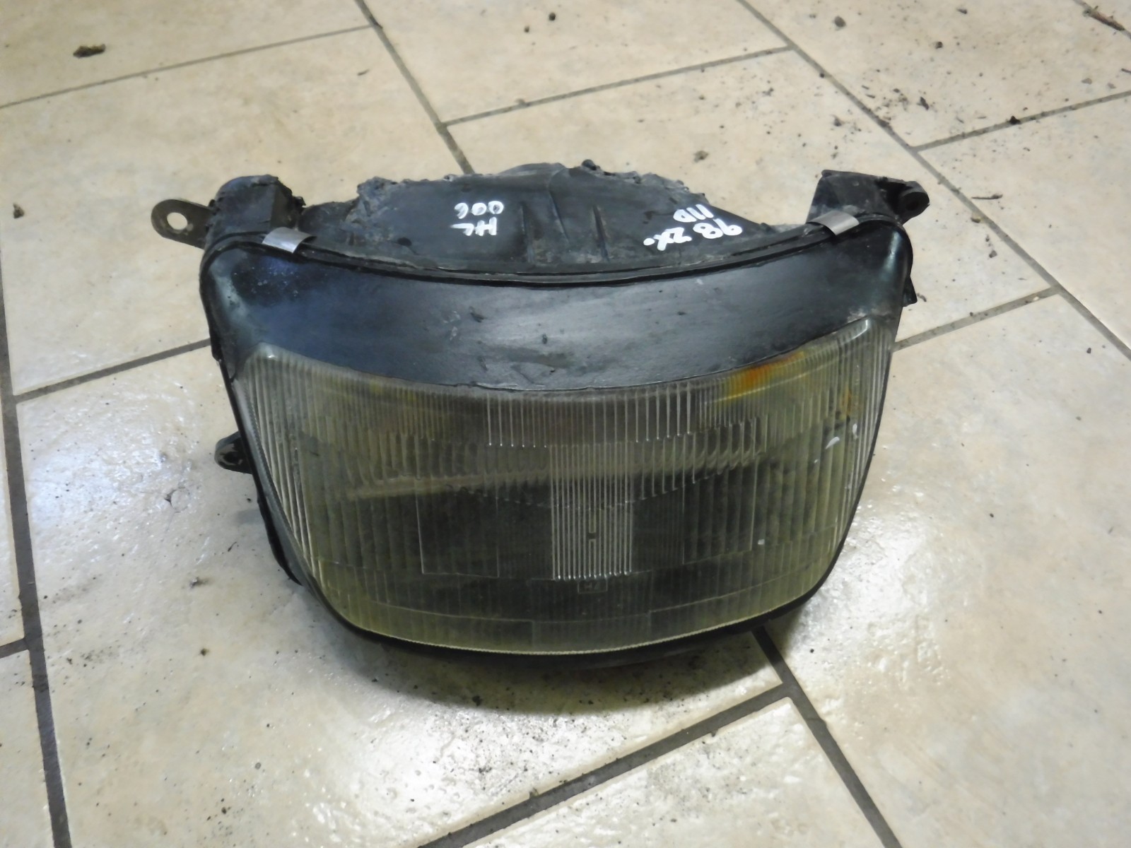 tomo　0507 93-01 Kawasaki Ninja ZX11 Headlight Lamp Assembly 23007-1375