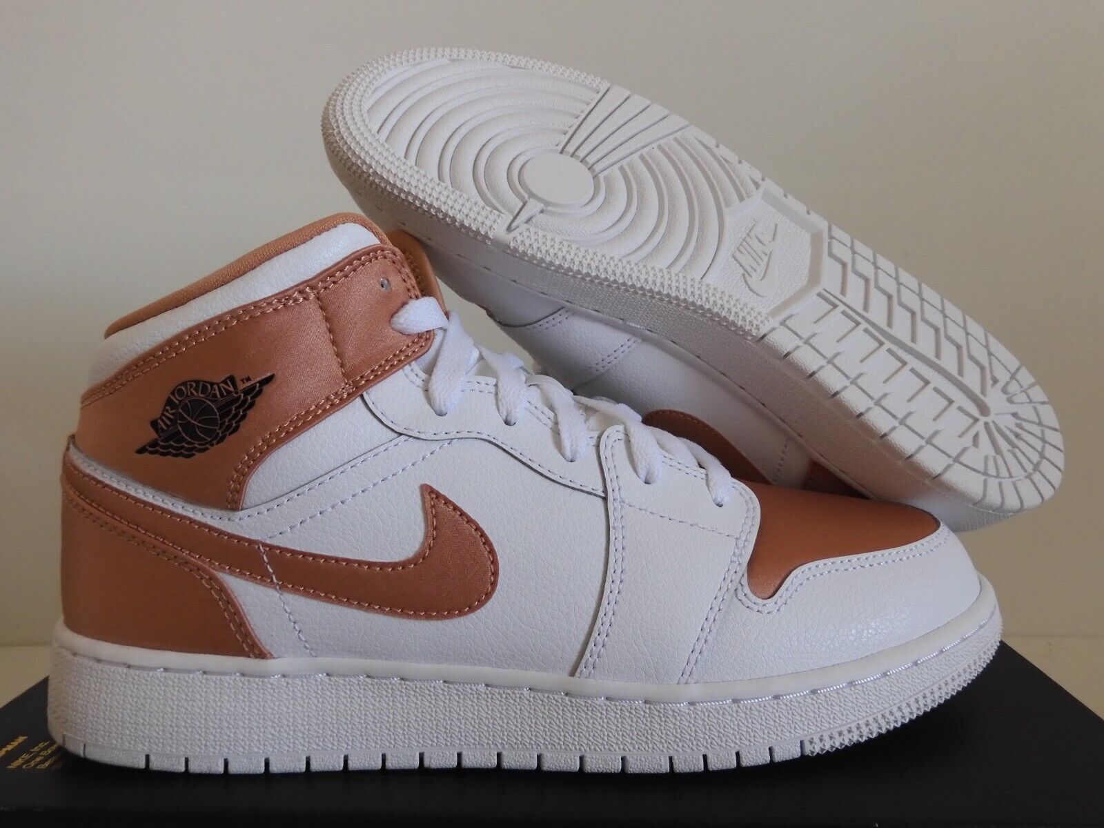 NIKE AIR JORDAN 1 MID (GS) WHITE-ROSE GOLD-BLK SZ 7Y-WOMENS NIKE AIR JORDAN 1 MID (GS) WHITE-ROSE GOLD-BLK SZ 7Y-WOMENS
