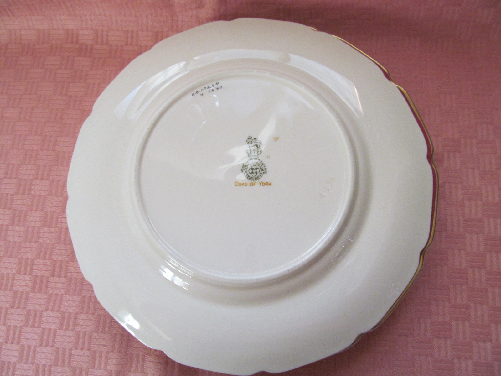 ROYAL DOULTON, ENGLAND, BONE CHINA, DUKE OF YORK MAROON SALAD PLATE(S) - VGC