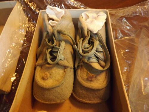 Vintage/Antique Pr Lace Up Baby Shoes & Socks in Orig Box 4.25" long