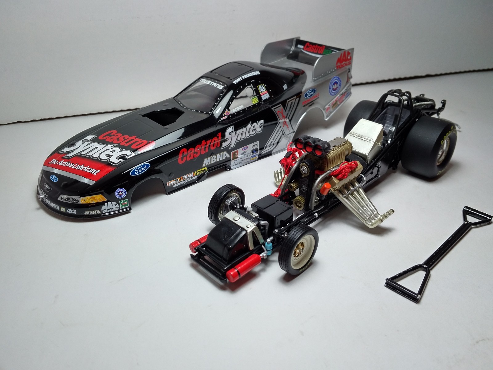 Tony Pedregon Castrol Syntec 2001 Mustang Funny Car 1:24 Scale
