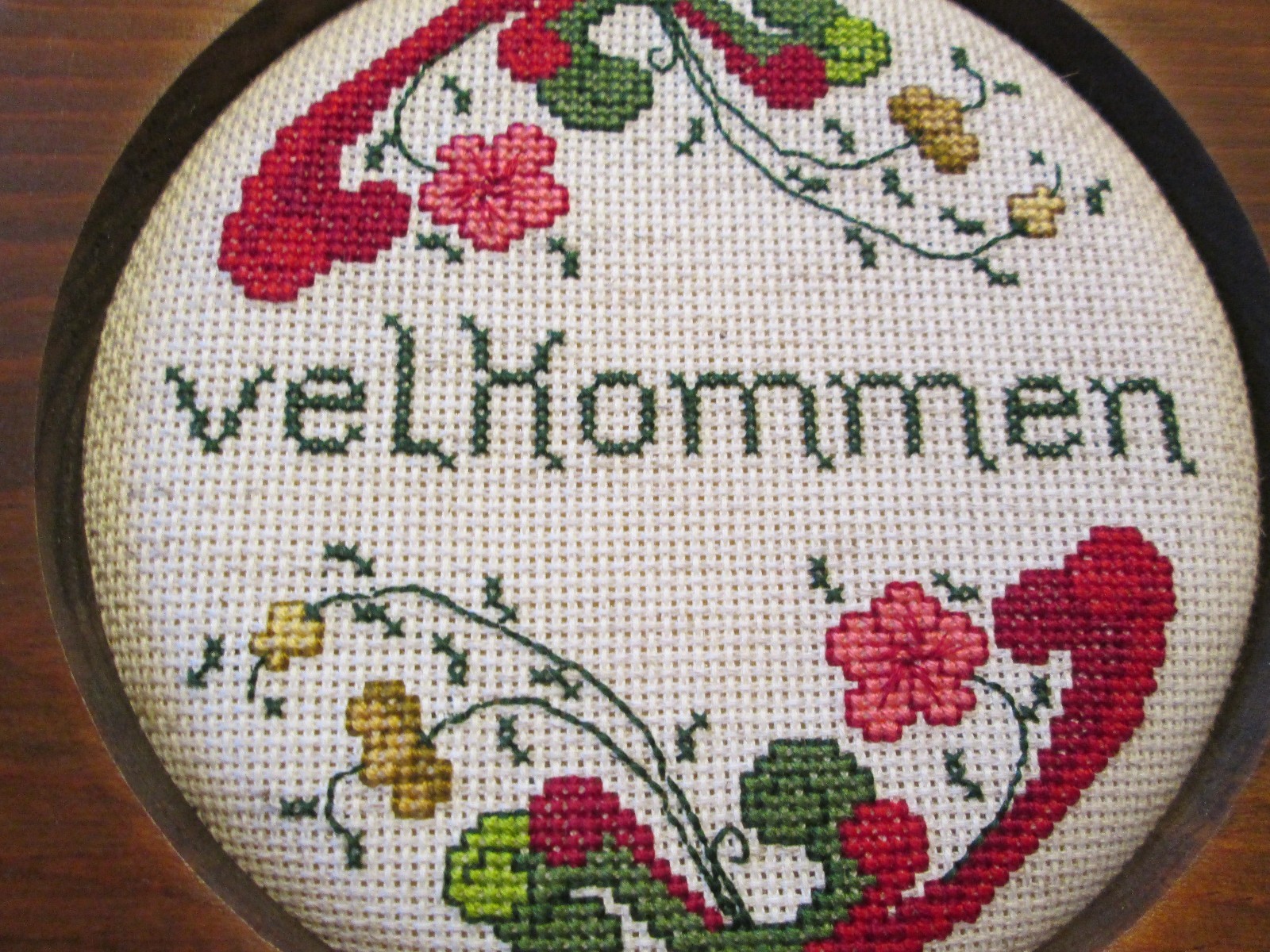 COMPLETED FRAMED WELCOME WELKOMMEN WALL HANGING ROUND DARK WOOD FRAME 8 3/4