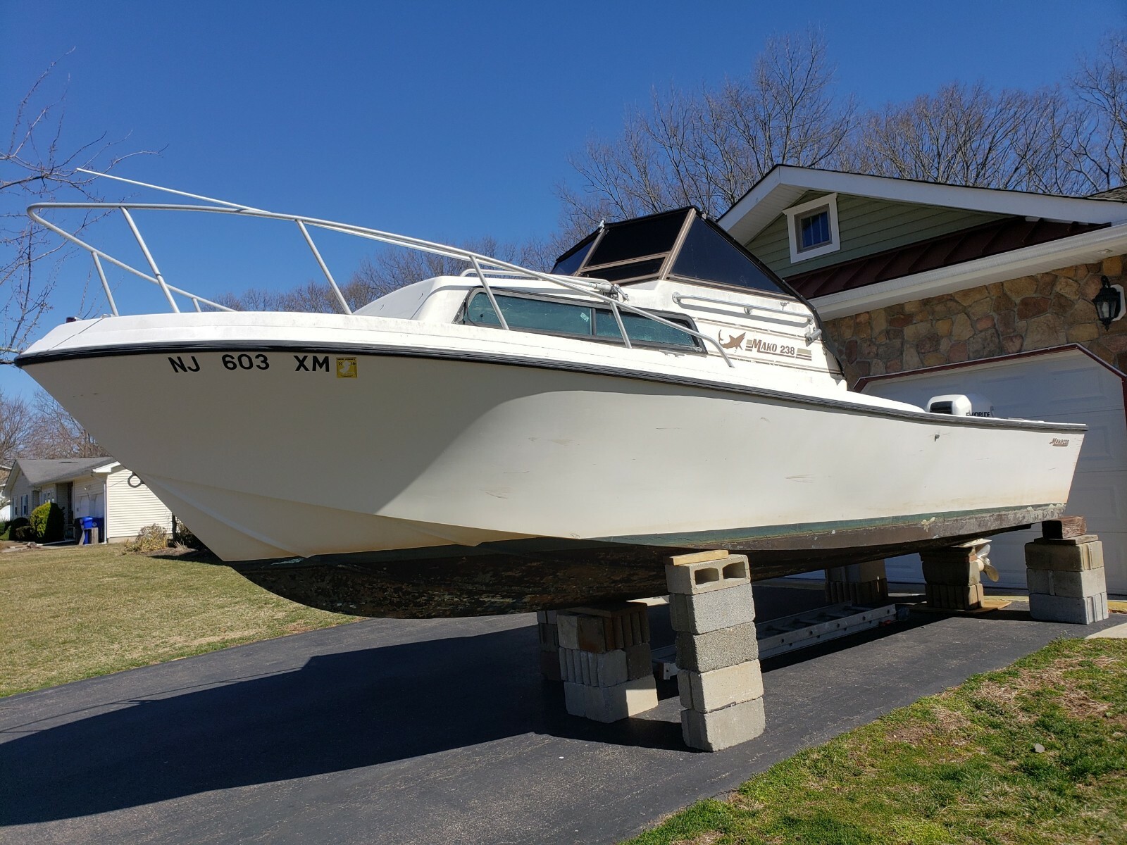 1986 Mako 238 Walk Around.Rare Cuddy! Project Boat. SOLID Transom and floor!