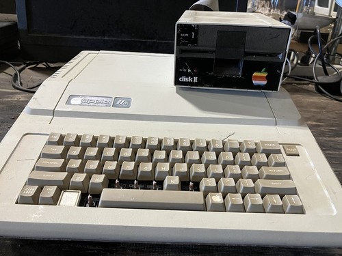AppleⅡ plus diskⅡ 2台 モノクロディスプレイモニタ Yahoo!オークション - Apple IIe /純正グリーンモニター/DISKⅡ