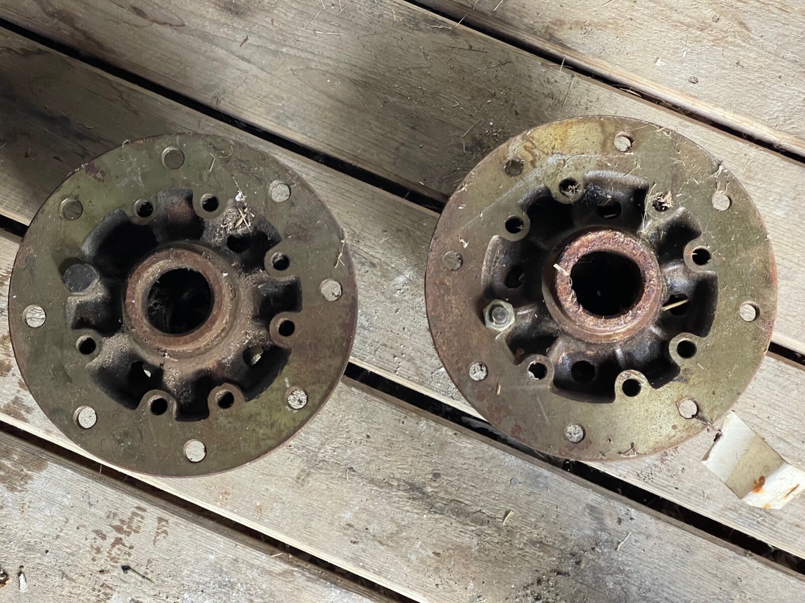 医龍2 GENUINE LEYLAND 2 TON MKII DIFFERENTIAL CASE ASS. NOS 512696
